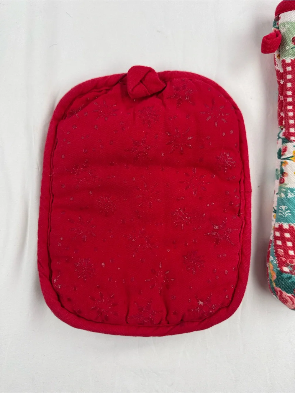 The Pioneer Woman Red Green Floral Barn Oven Mitt & Pot Holder Set